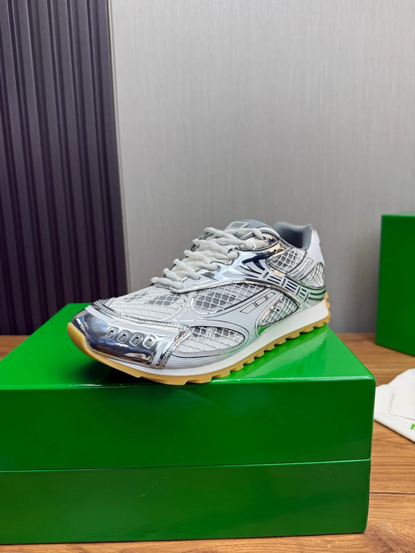 Men's men's shoes 💰620💰 BV top version 𝘽𝙊𝙏𝙏𝙀𝙂𝘼 𝙑𝙀𝙉𝙀𝙏𝘼 Orbit sneakers Wang Yibo same style couple style dad shoes 🩷💚 Runner sneakers, made of lightweight technical mesh fabric. Features a geometric patterned rubber outsole. Pay attention to the package craftsmanship ❕ High version shipping ❗️ Very nice, durable to play with and durable to make ✔️ Standard version 💯💯 The outsole is made of color-blocked TPU outsole. Women’s model 35-41 (40 41 customized) Men’s model 39-46 (45.46 customized) Equipped with original packaging